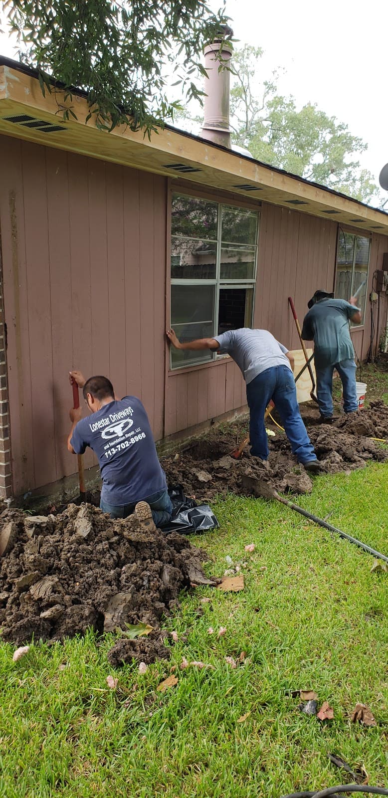 Lonestar crew laying concrete